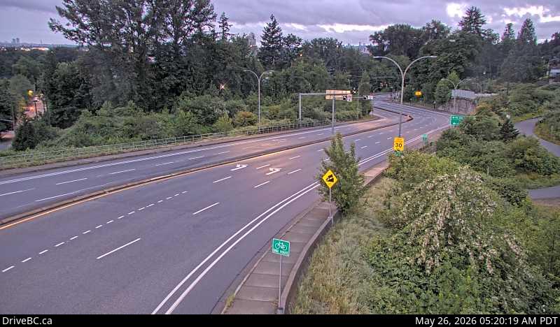 Live Traffic Camera of Hwy 1 at the Mountain Highway exit, looking <b>NORTH</b>