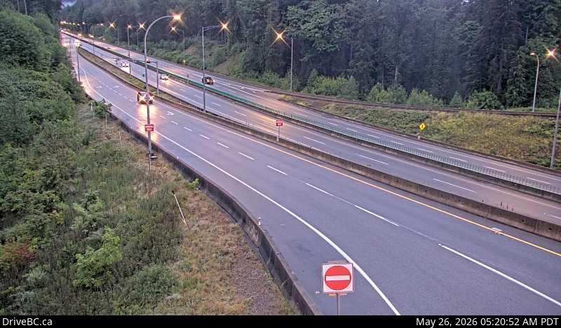 Live Traffic Camera of Hwy 1 at the Mountain Highway exit, looking <b>SOUTH</b>